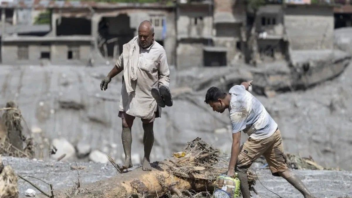 Casi 600 extranjeros incomunicados tras riadas en Nepal