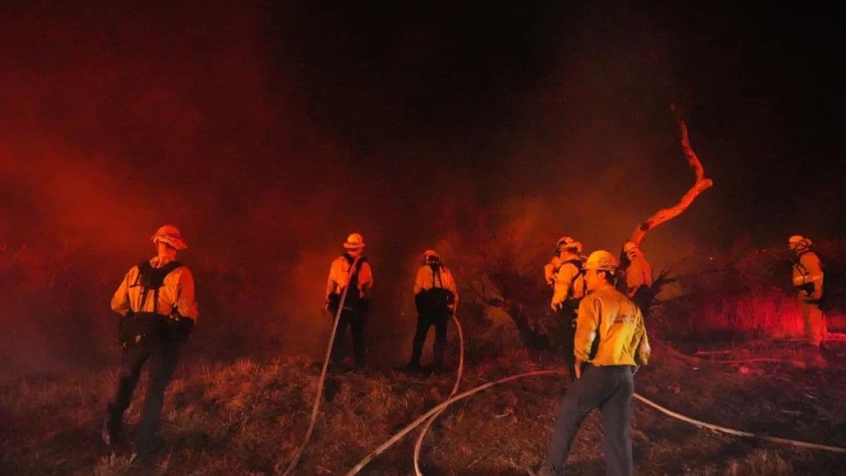 Incendios de matorrales en California dejan a miles sin electricidad