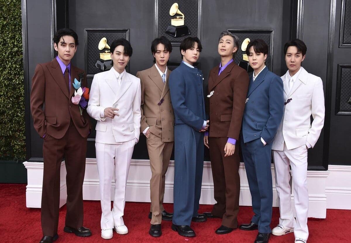 V de BTS revela problemas de audición en su oído derecho