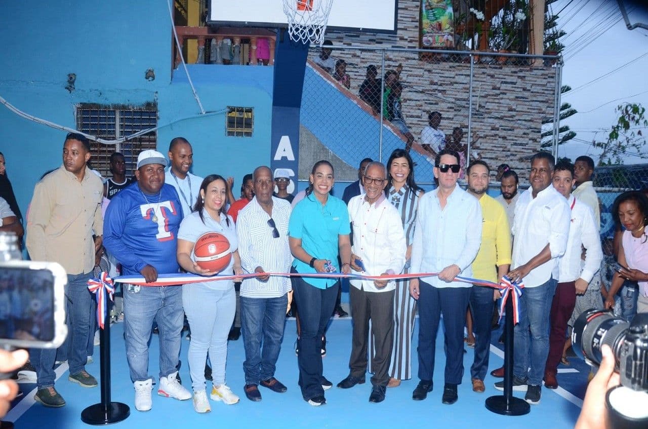 Alcaldesa Betty Gerónimo entrega canchas y estadios en Santo Domingo Norte
