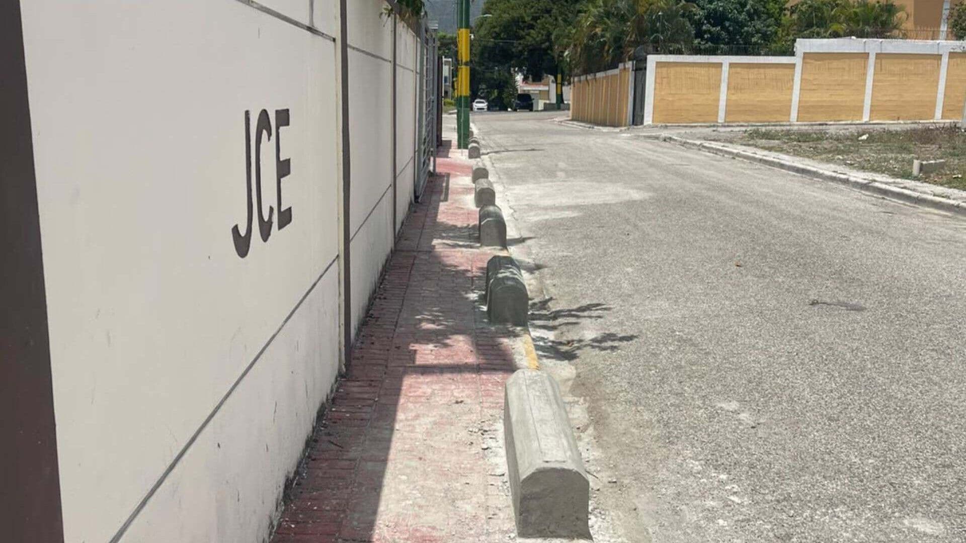 Vecinos de Sabana Larga cuestionan muros en aceras