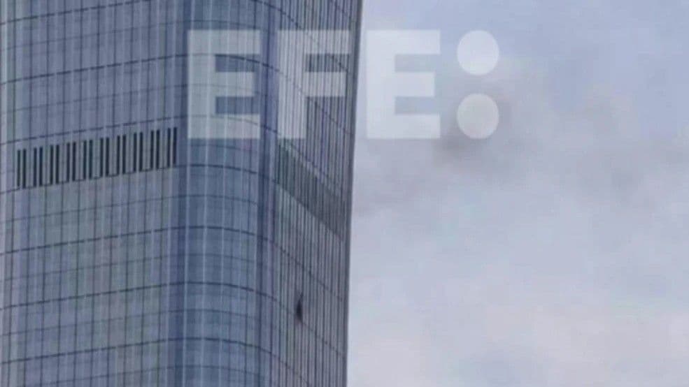 Se estrella una avioneta contra el edificio más alto de Pekín