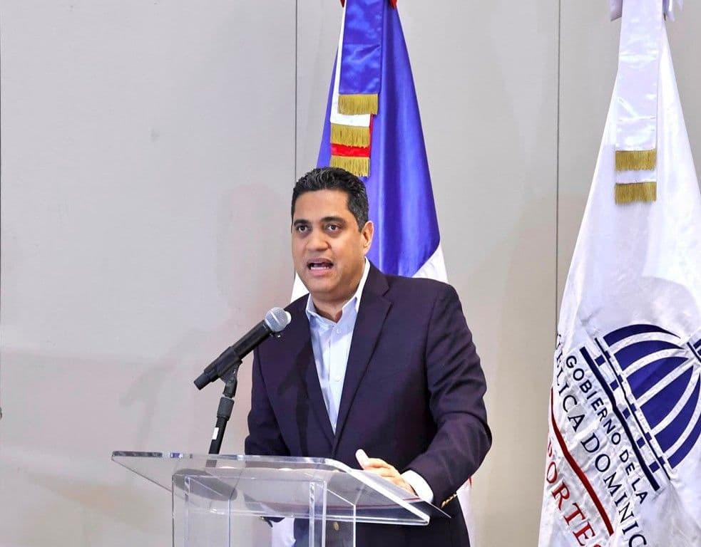 Ministro de Deportes niega falta de apoyo a niños beisbolistas para Caribe Kids