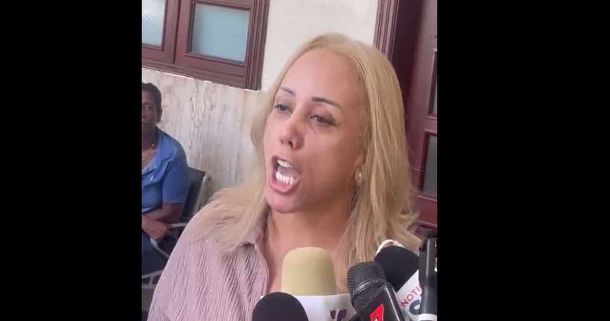 Claudia Pérez se presenta ante tribunal tras orden de captura