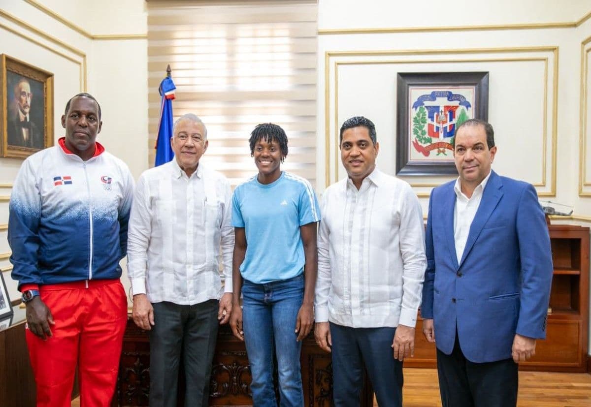 Gobierno entrega autobús a Fundación de Marileidy Paulino