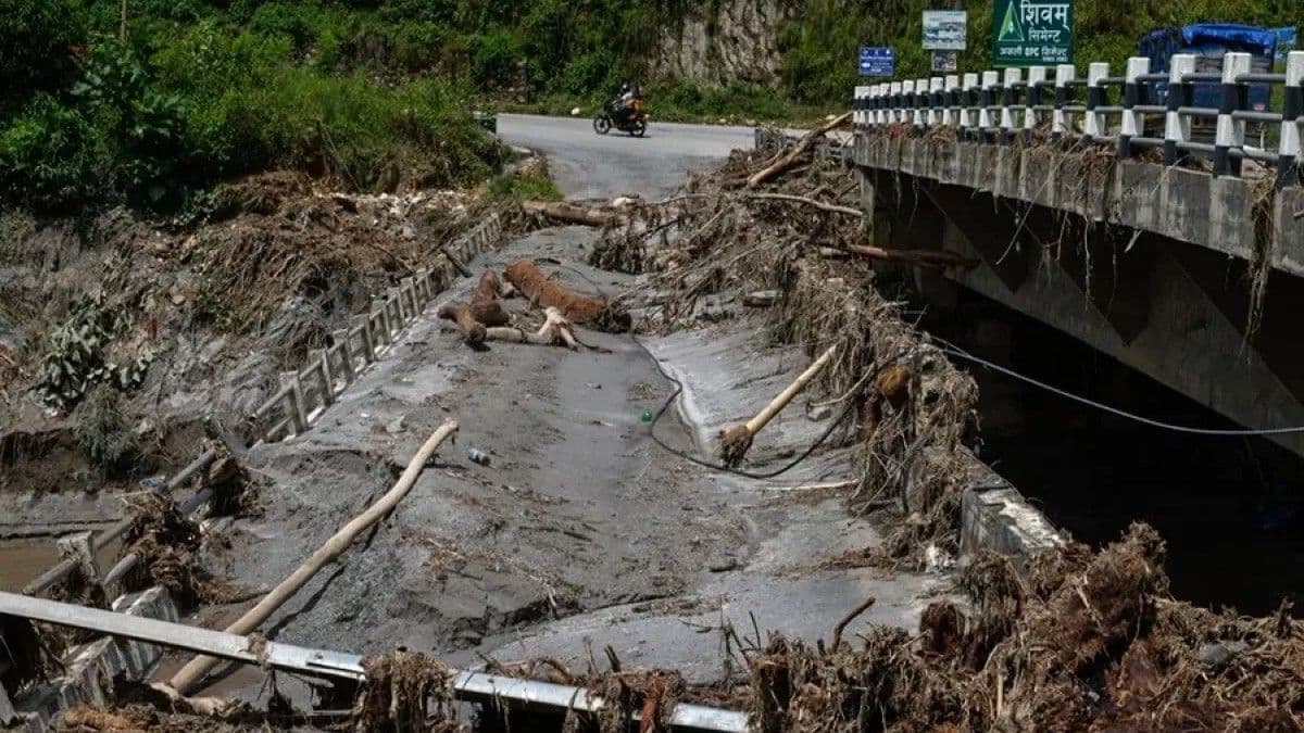 Riada en Nepal y China deja más de 800 muertos y miles de desaparecidos