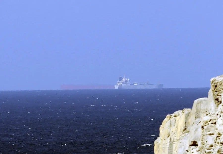 Impacto de proyectil en buque en el estrecho de Ormuz genera tensiones