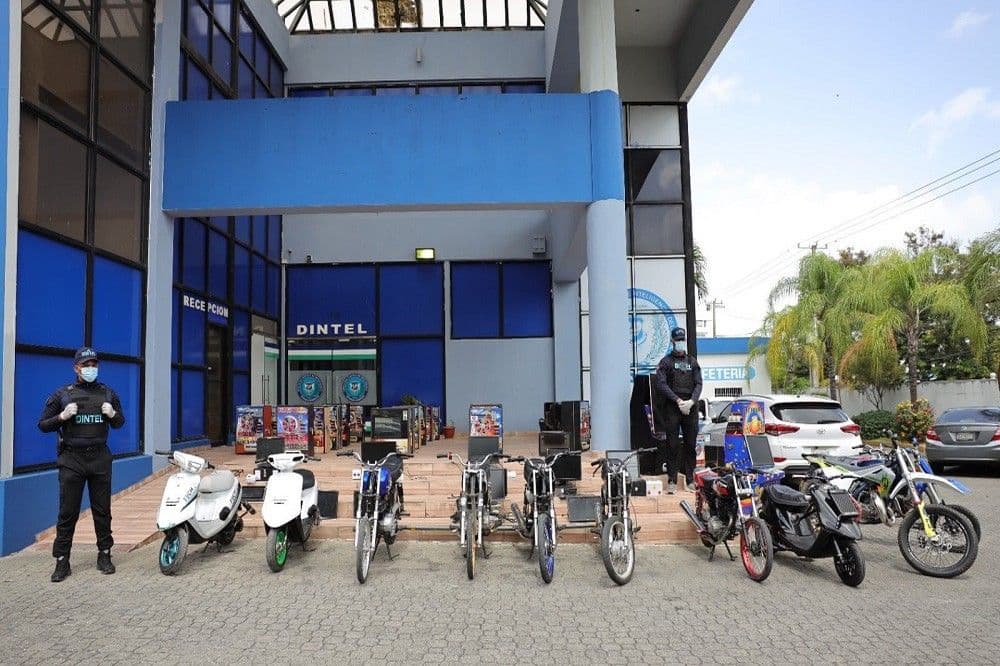Policía Nacional retiene máquinas tragamonedas y motocicletas en operativos