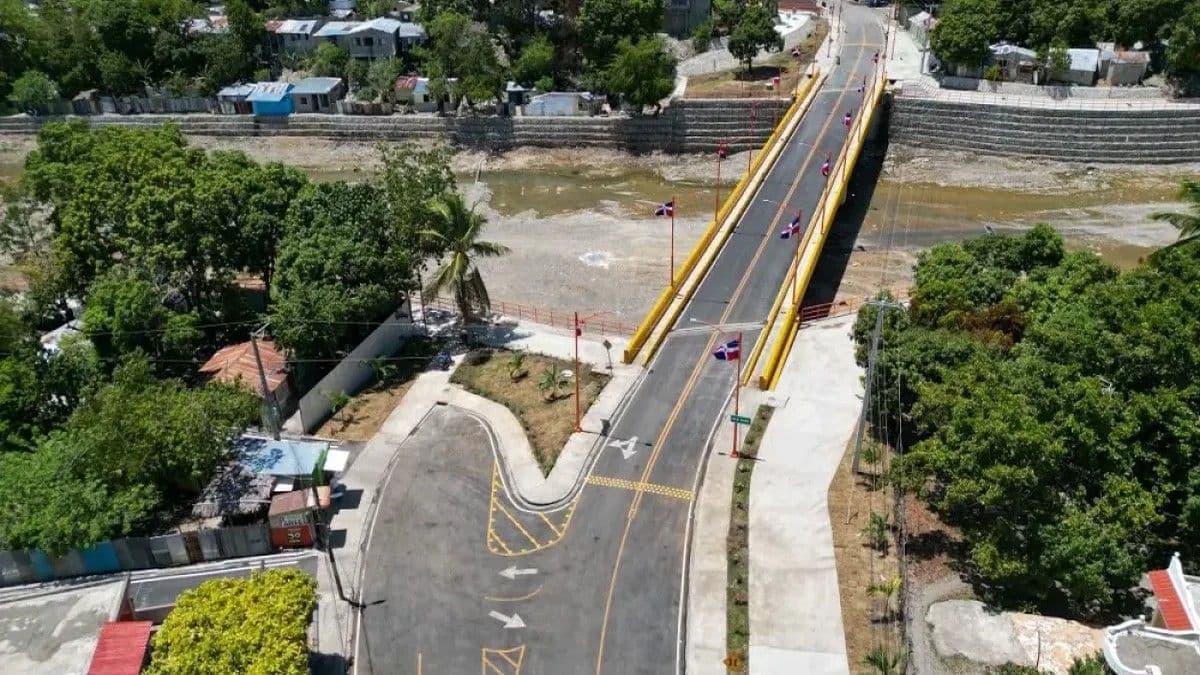 Abinader inaugura puente Los Hierros en Baní y anuncia avances en la presa de La Gina