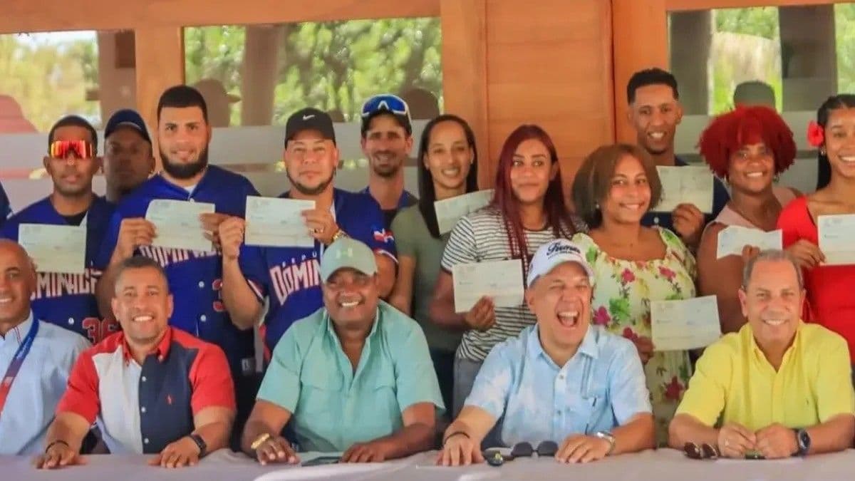 Fedosa reconoce a campeones y técnicos de softbol