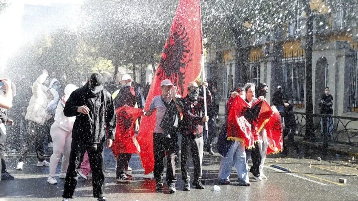 Tirana amanece en calma tras días de protestas estudiantiles