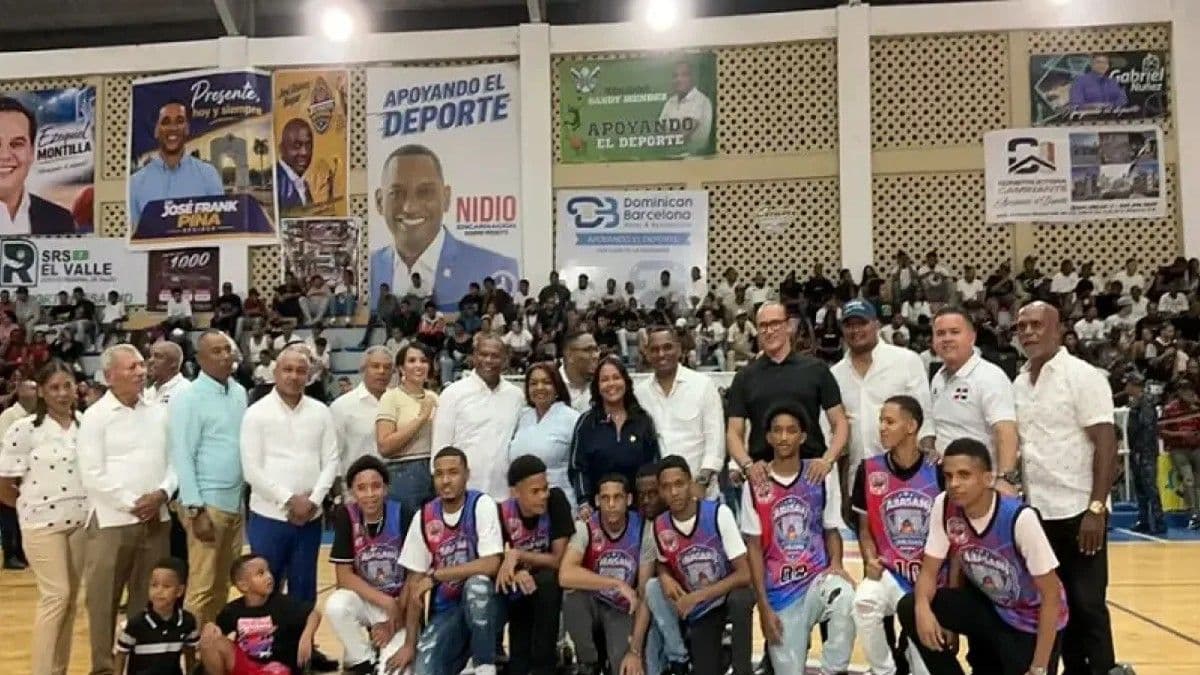 Scarlett Benzán homenajeada en el Torneo de Baloncesto Superior de San Juan
