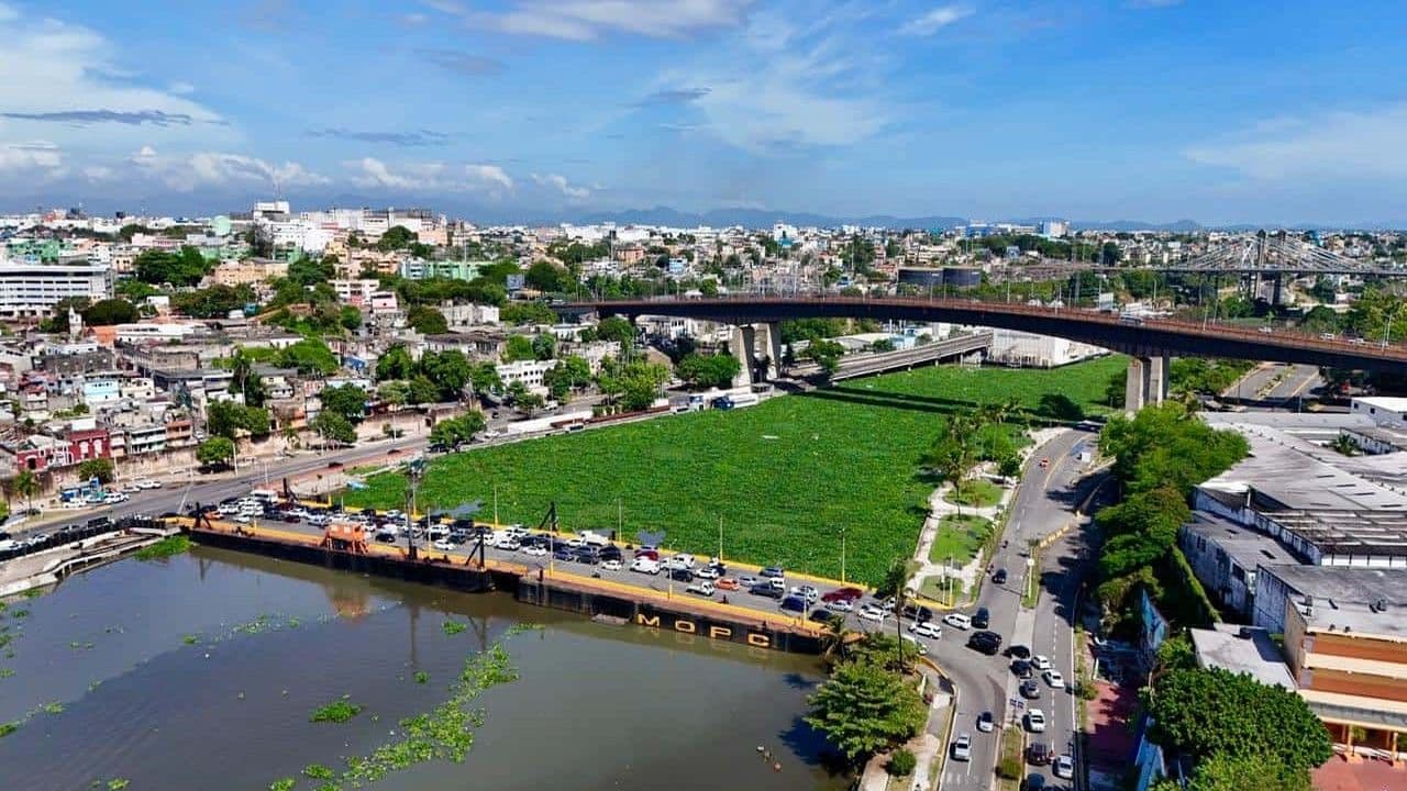 Lluvias provocan acumulación de lilas en el río Ozama