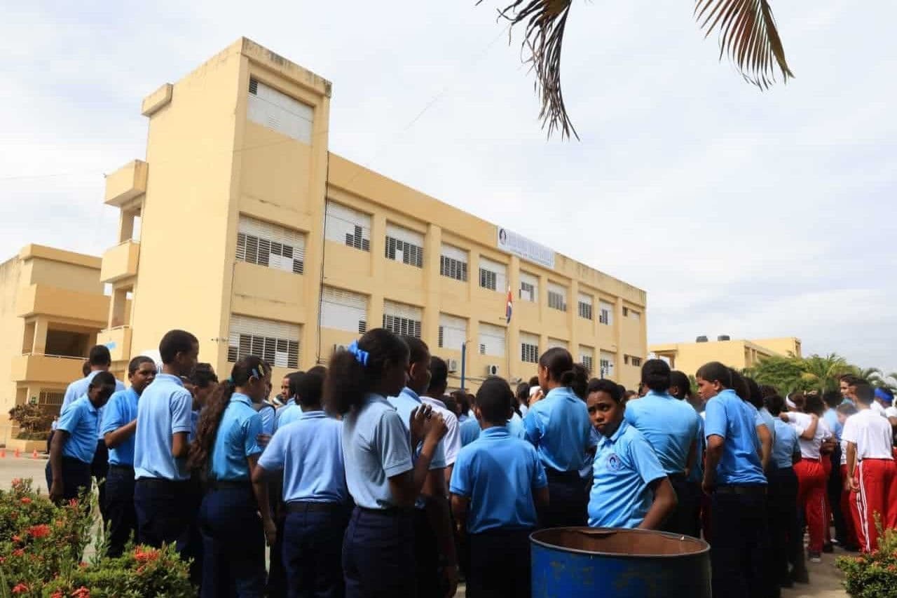 Simulacro de evacuación por terremoto en liceo María Teresa Quidiello
