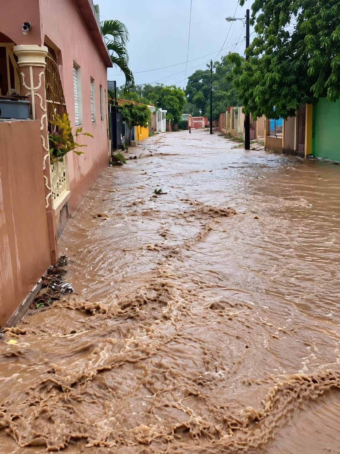 Intensas lluvias en Azua causan inundaciones y crecida del río