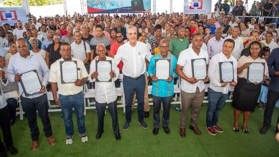 Magín Díaz asegura refinanciamiento de deuda externa