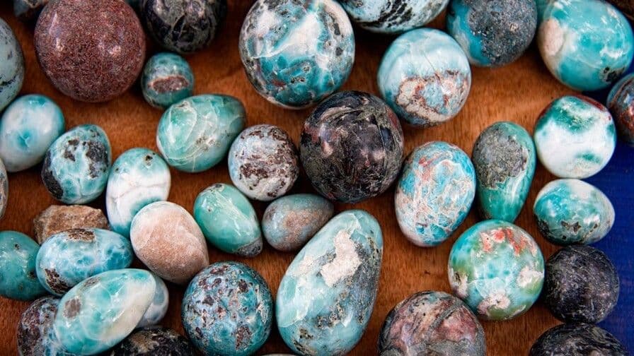 Energía y Minas asegura que el 60% del larimar se queda en RD