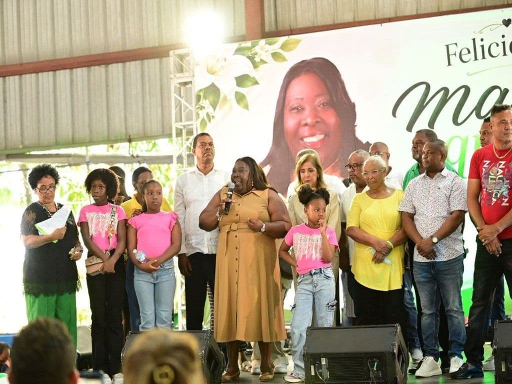 Diputada Dulce Rojas denuncia abandono vial en Santo Domingo Norte