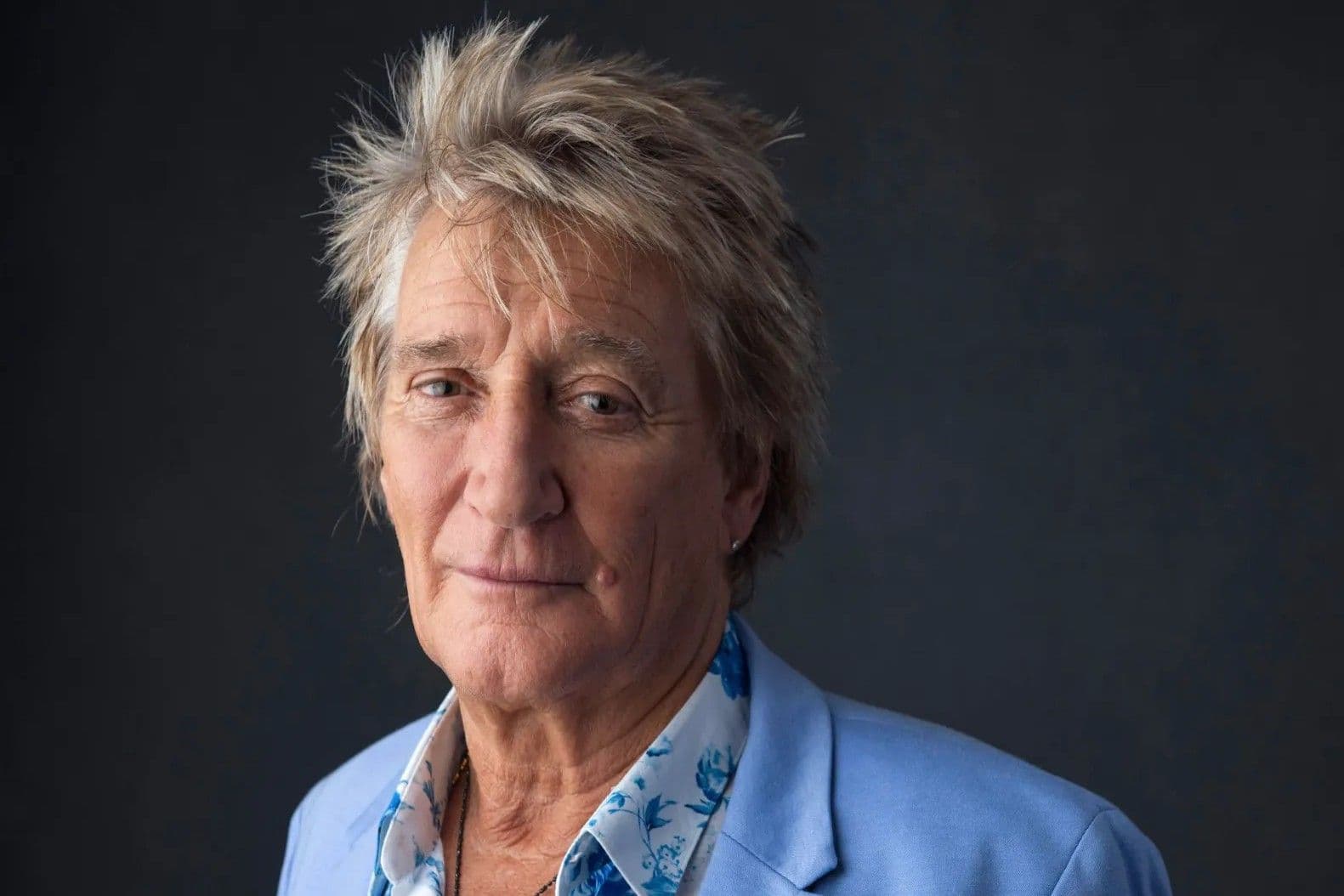 Rod Stewart enfrenta críticas por cancelar concierto y asistir a partido del Mundial