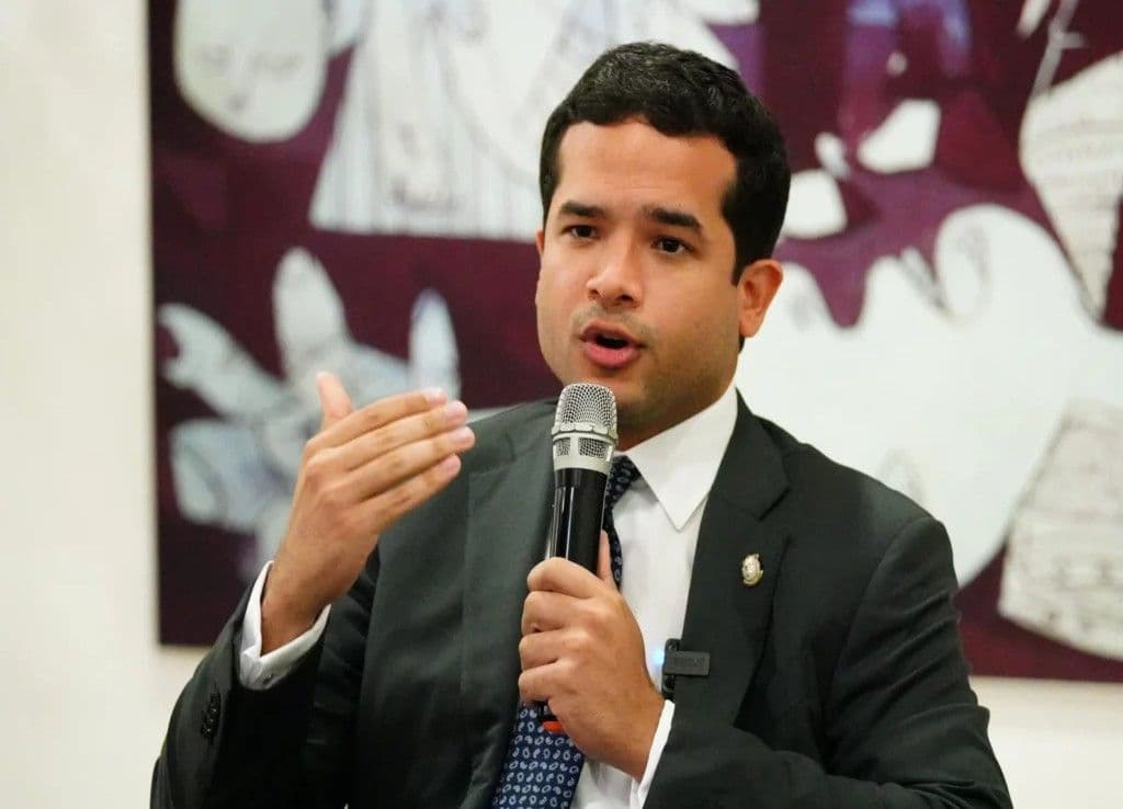 Omar Fernández defiende indexación salarial a RD$52,000