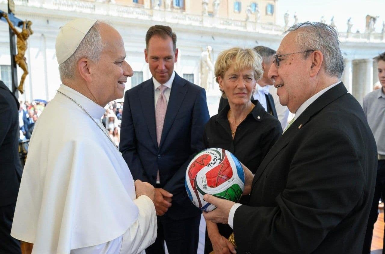 El Papa recibe balón del Mundial de manos de embajadores de América del Norte