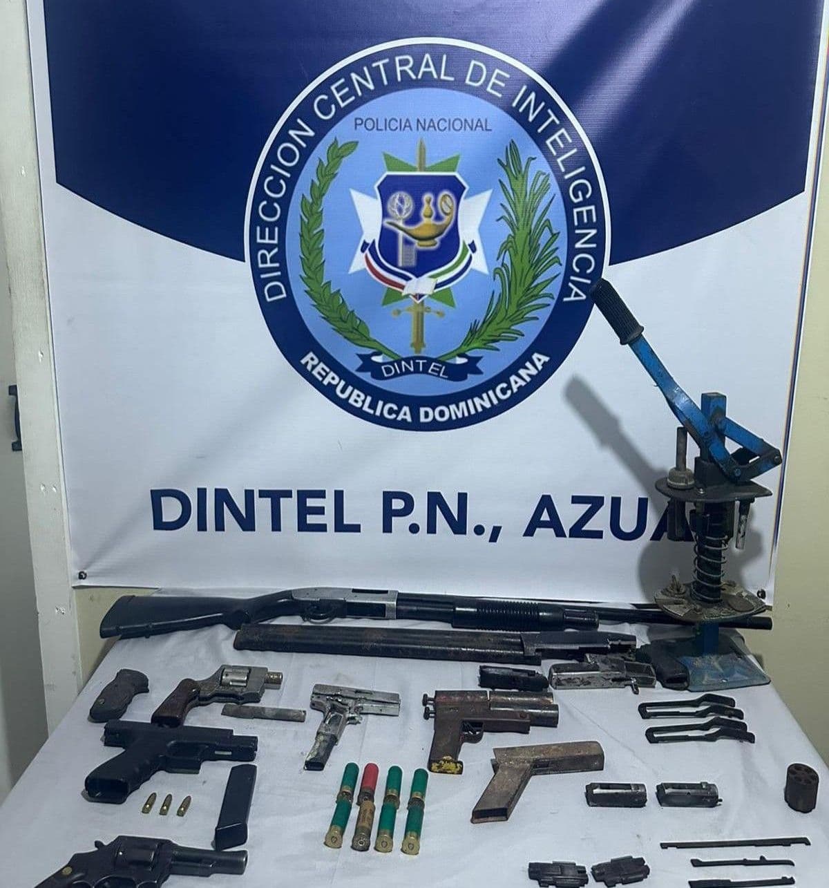 DINTEL incauta arsenal de armas y detiene a tres hombres en Azua