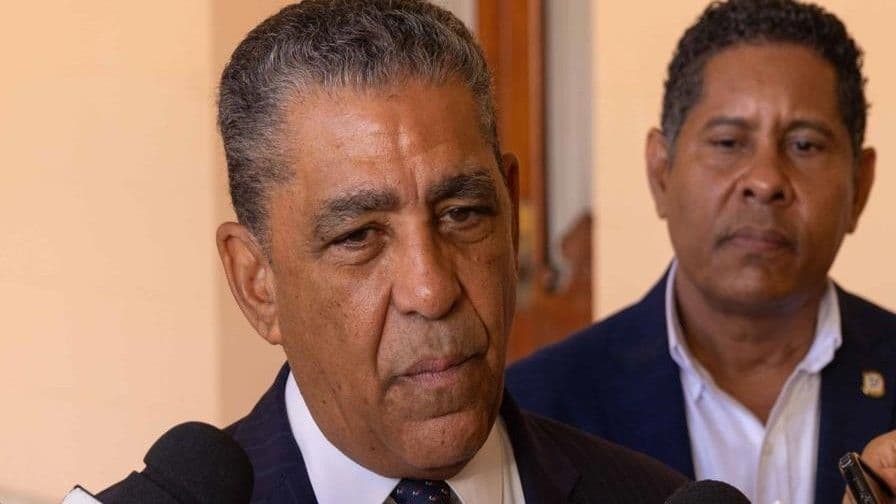Adriano Espaillat descarta candidatura independiente en Nueva York