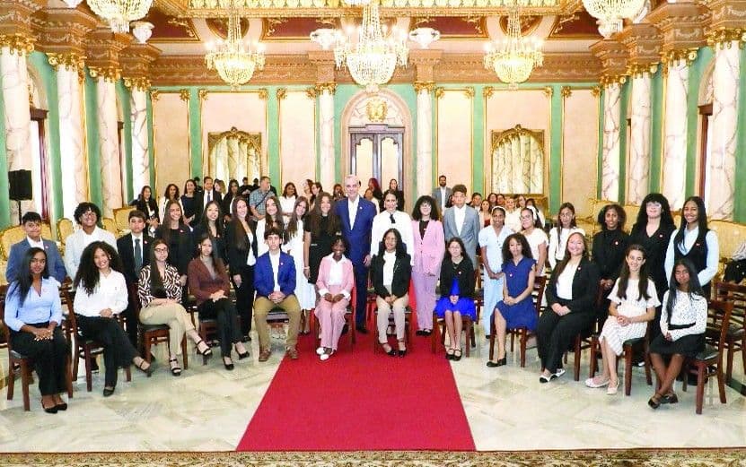 Estudiantes dominicanos destacados visitan el Palacio Nacional