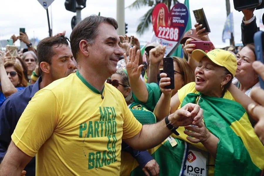 Flávio Bolsonaro promete convertir a Brasil en una potencia mundial