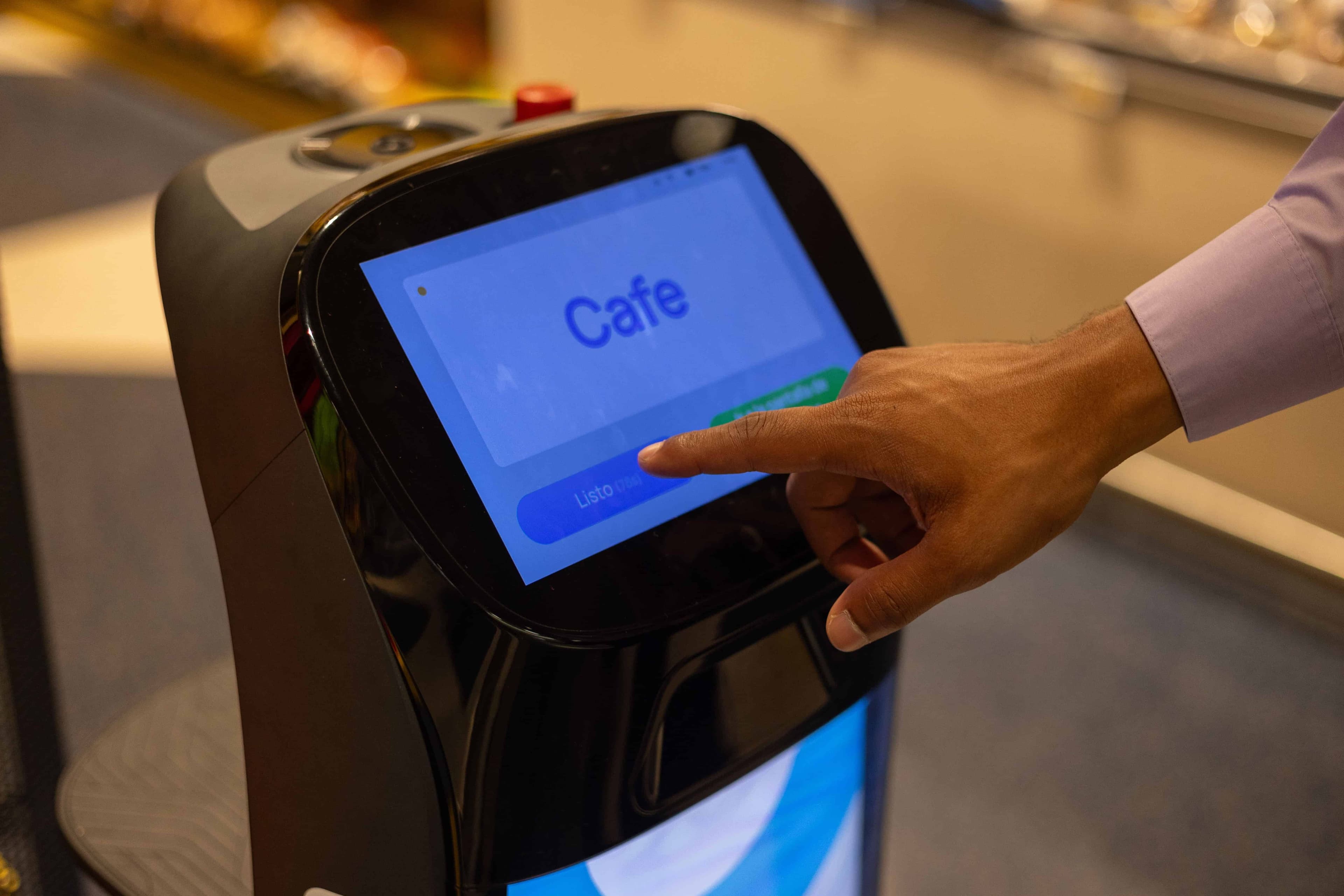 Robots asisten a clientes en tiendas dominicanas