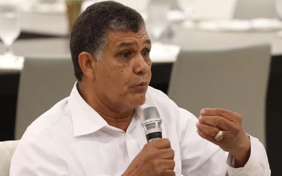 Francisco Peña en el centro de la controversia por permiso de viaje
