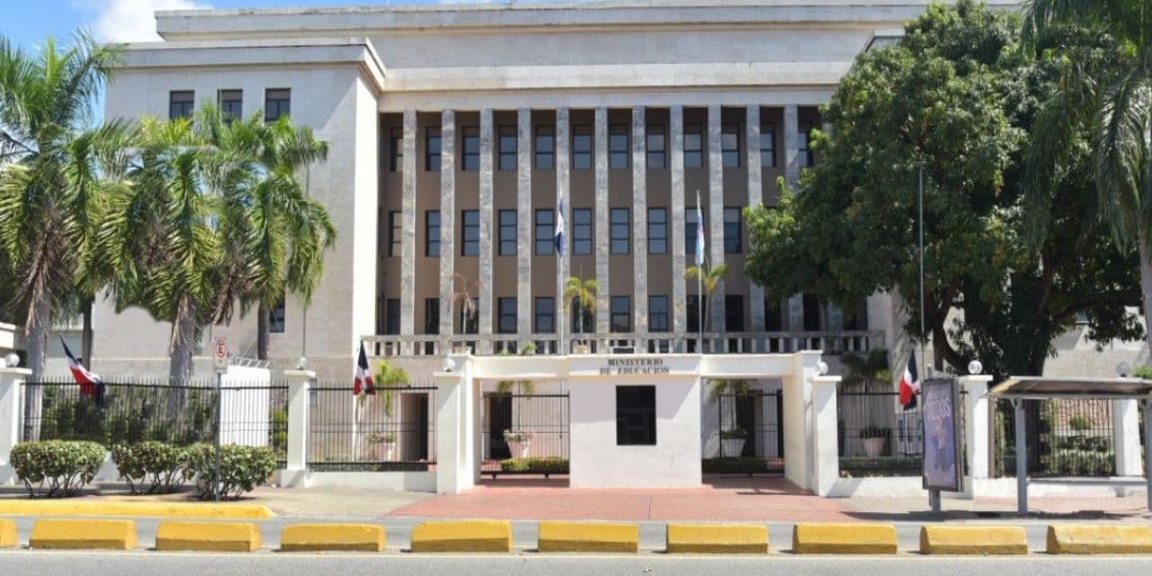 Monseñor Morel Diplan critica la falta de un plan educativo nacional