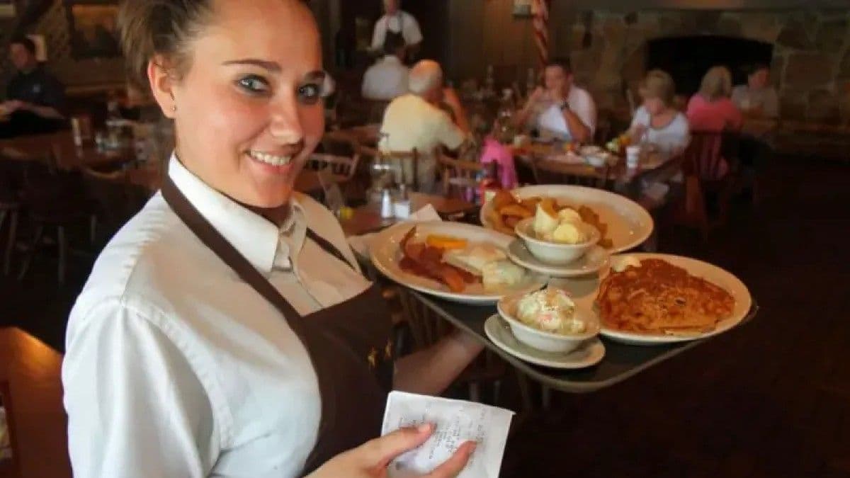 Restaurantes en EE.UU. eliminan propinas para ofrecer salarios justos