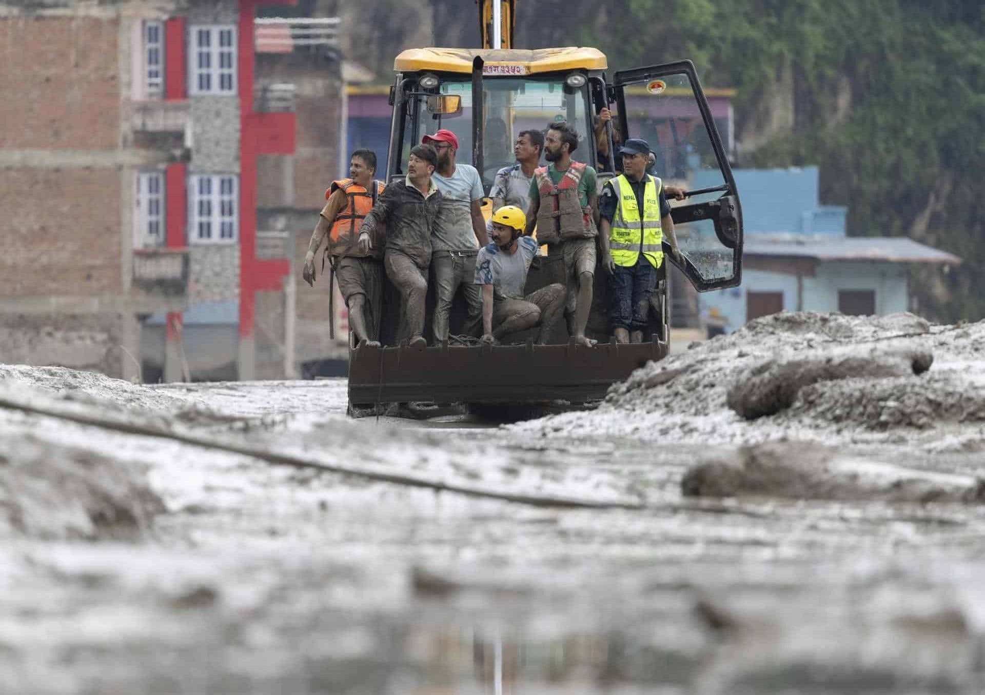 Tragedia en Nepal: 98 muertos por inundaciones repentinas