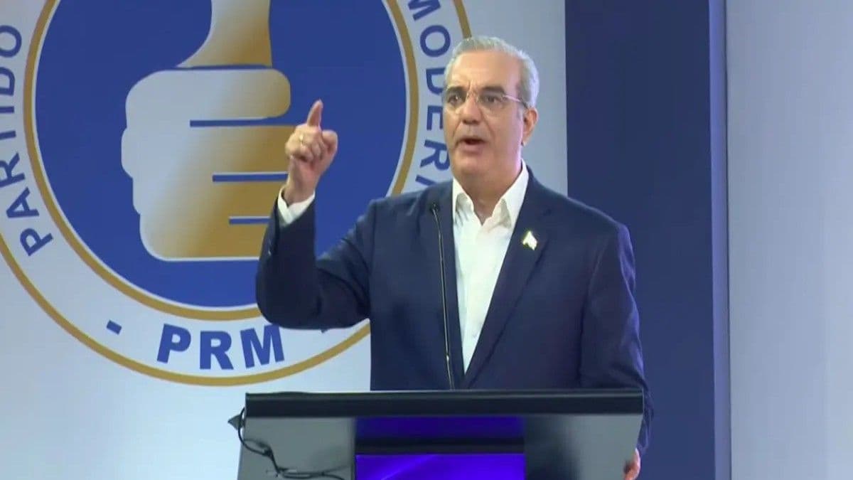 Luis Abinader asume la presidencia del PRM y promete separar partido y Estado