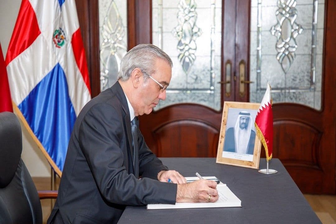 Presidente Abinader firma libro de condolencias por fallecimiento del Emir Padre de Qatar