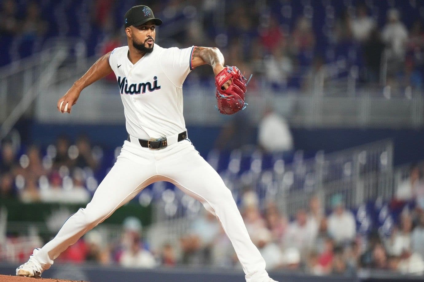 Marlins ponen a Sandy Alcántara en el mercado de cambios
