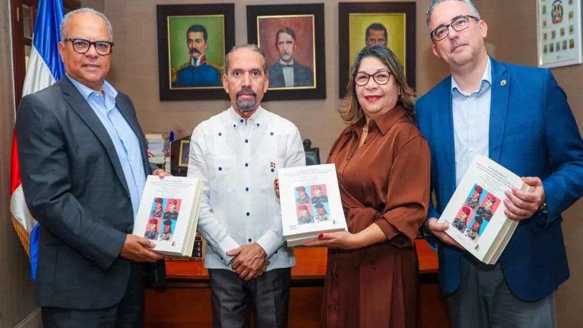 Efemérides Patrias dona libros y obra artística a Unapec
