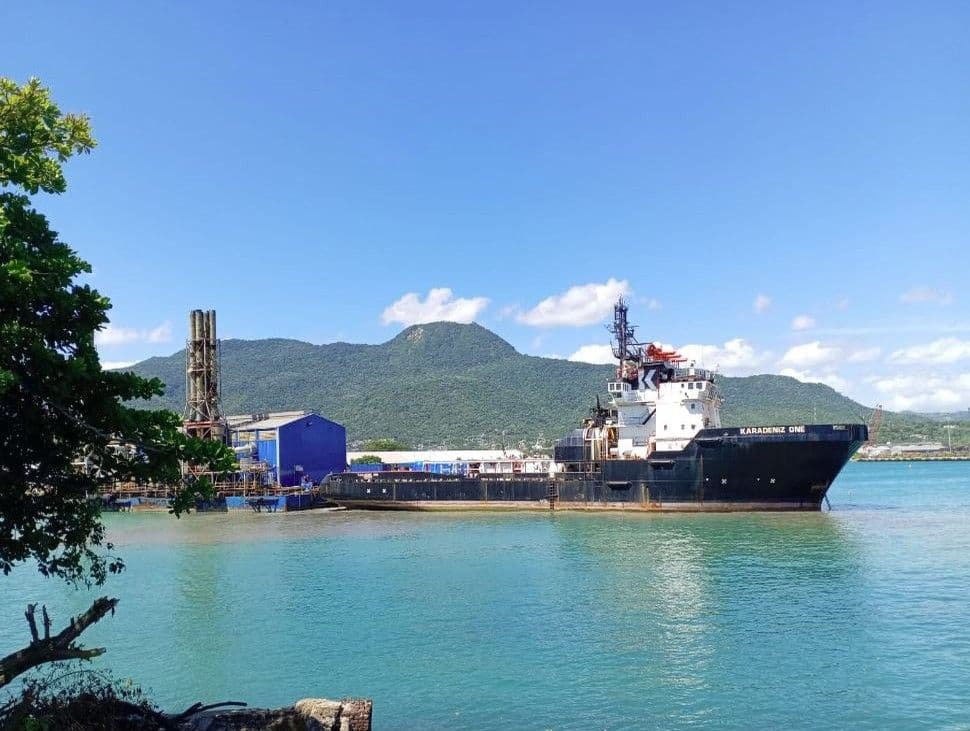 Retiran última barcaza eléctrica de la Bahía de Puerto Plata tras décadas de controversia