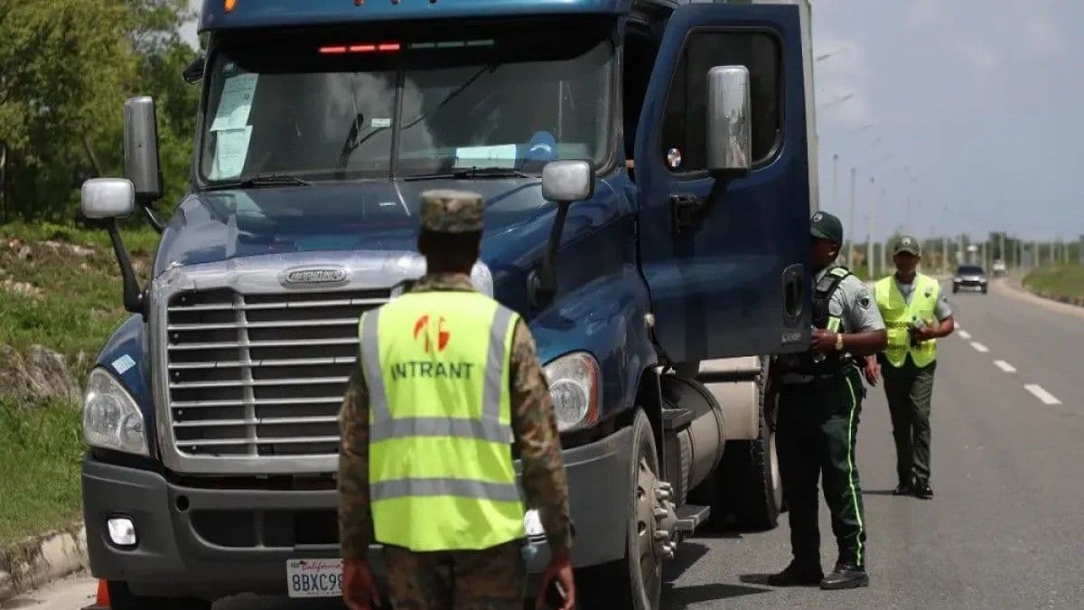 INTRANT y DIGESETT sancionan 41 vehículos pesados por uso indebido de carril