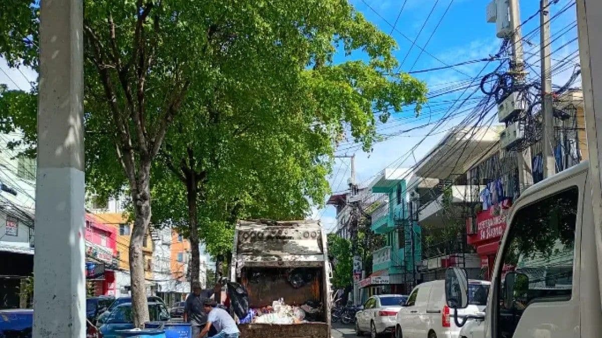 Congestión vehicular en el Distrito Nacional agravada por recolectores de basura