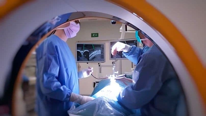 Innovadora cirugía de columna con tecnología de navegación en RD