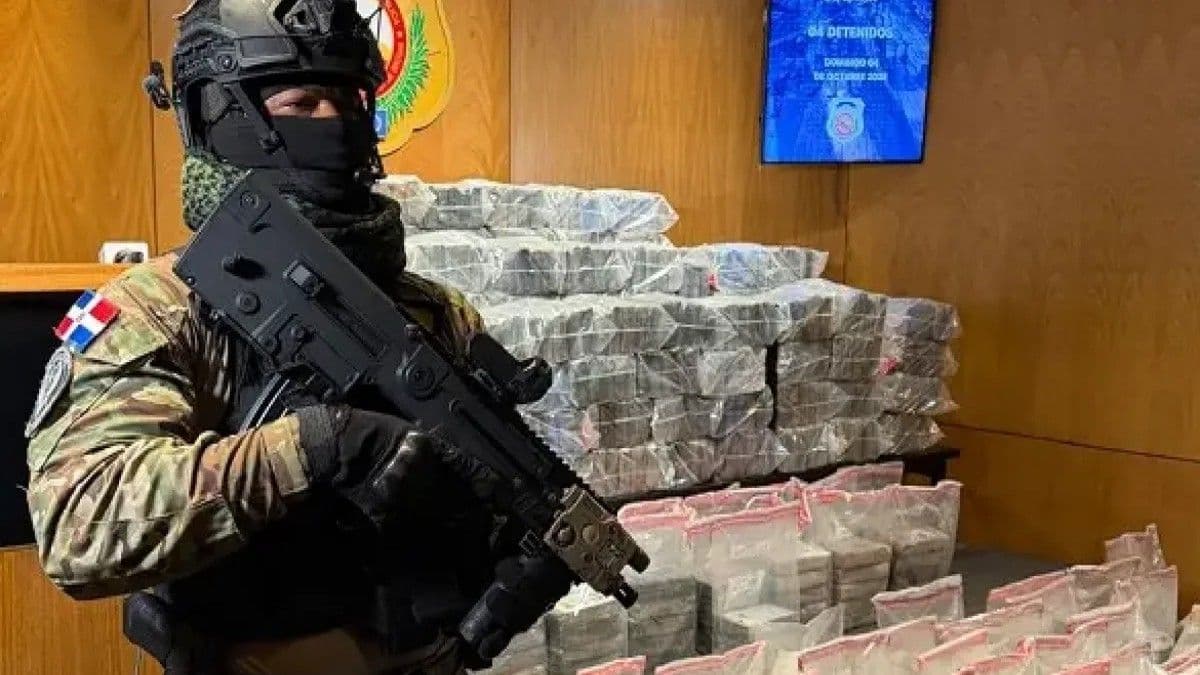 Interceptan dos narcolanchas en Baní con 749 paquetes de cocaína y un mono exótico