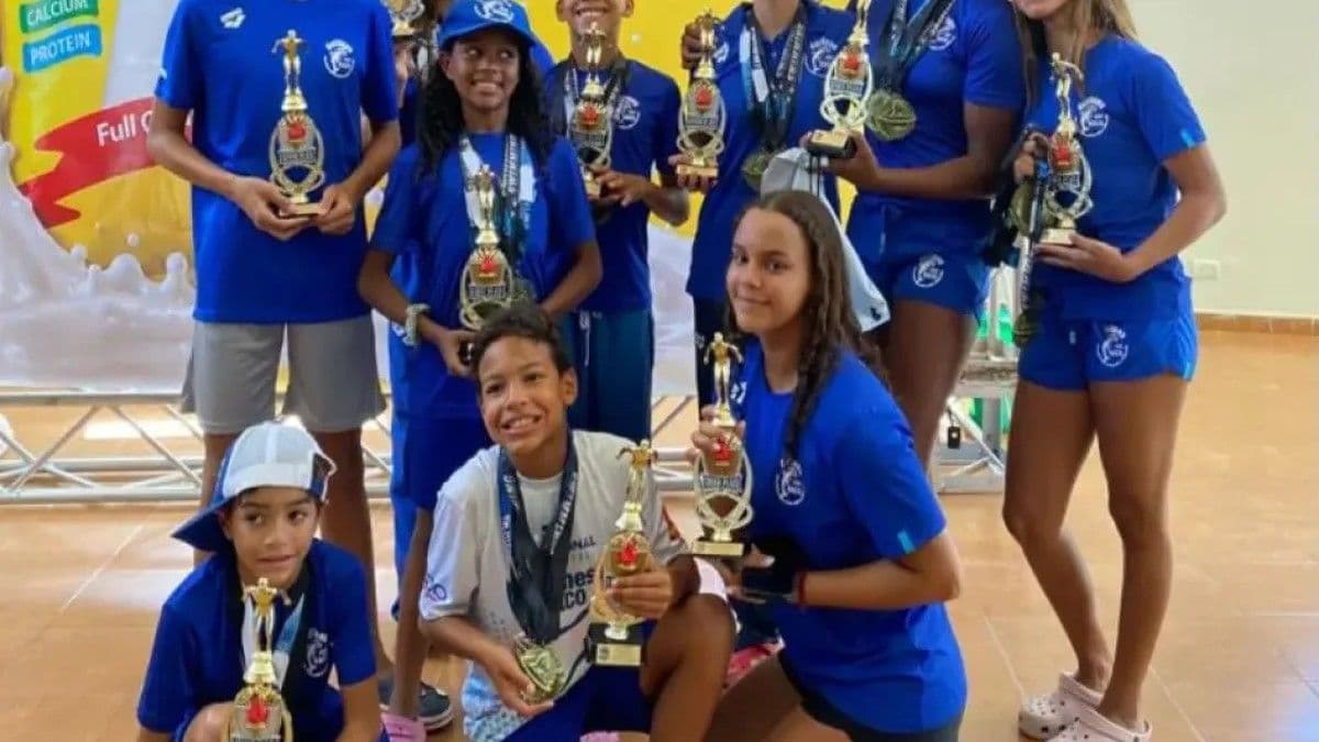 Delfines del Naco logra tricampeonato en natación