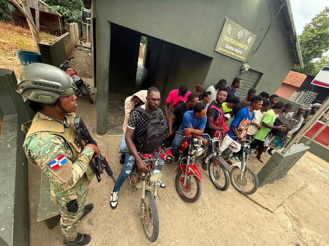 Ejército intercepta a 76 haitianos y ocupa motocicletas en la frontera