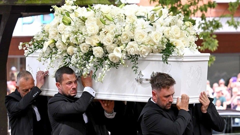 Emotivo funeral de Bonnie Tyler reúne a cientos de admiradores