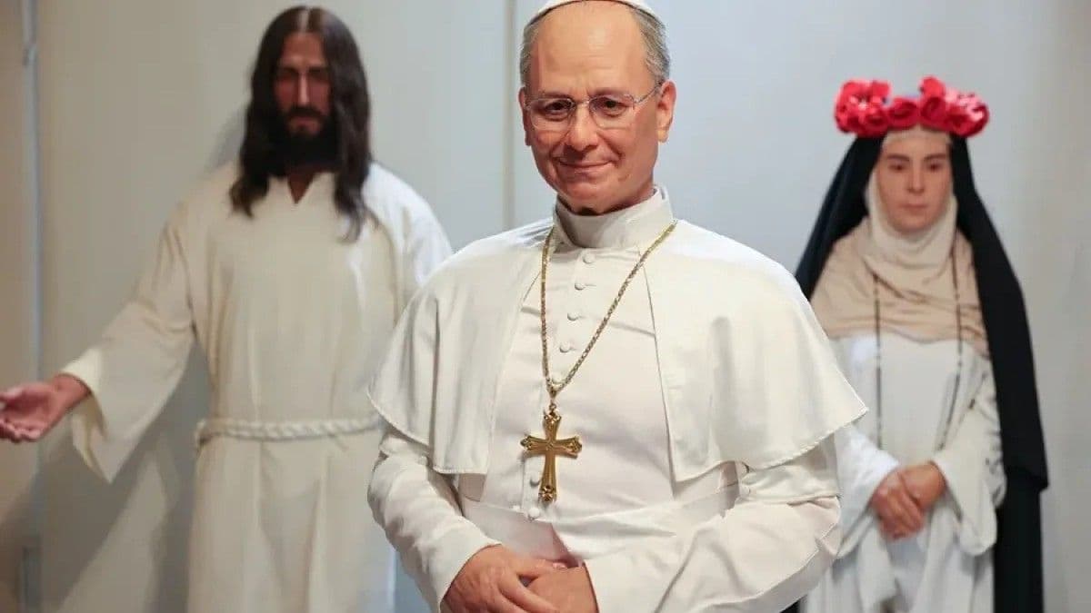 Artista peruano crea estatua hiperrealista del papa León XIV