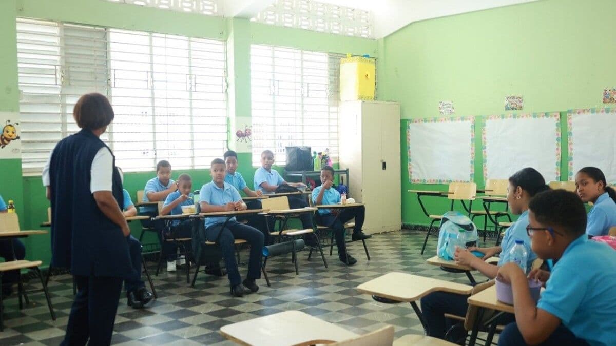 Inicio del año escolar 2026-2027 en Santo Domingo con variada asistencia estudiantil