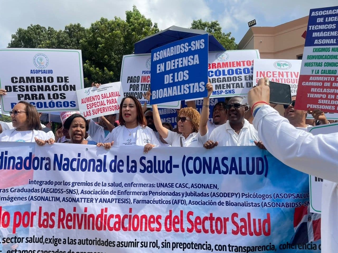 Gremios de salud marchan al Palacio Nacional por mejoras salariales