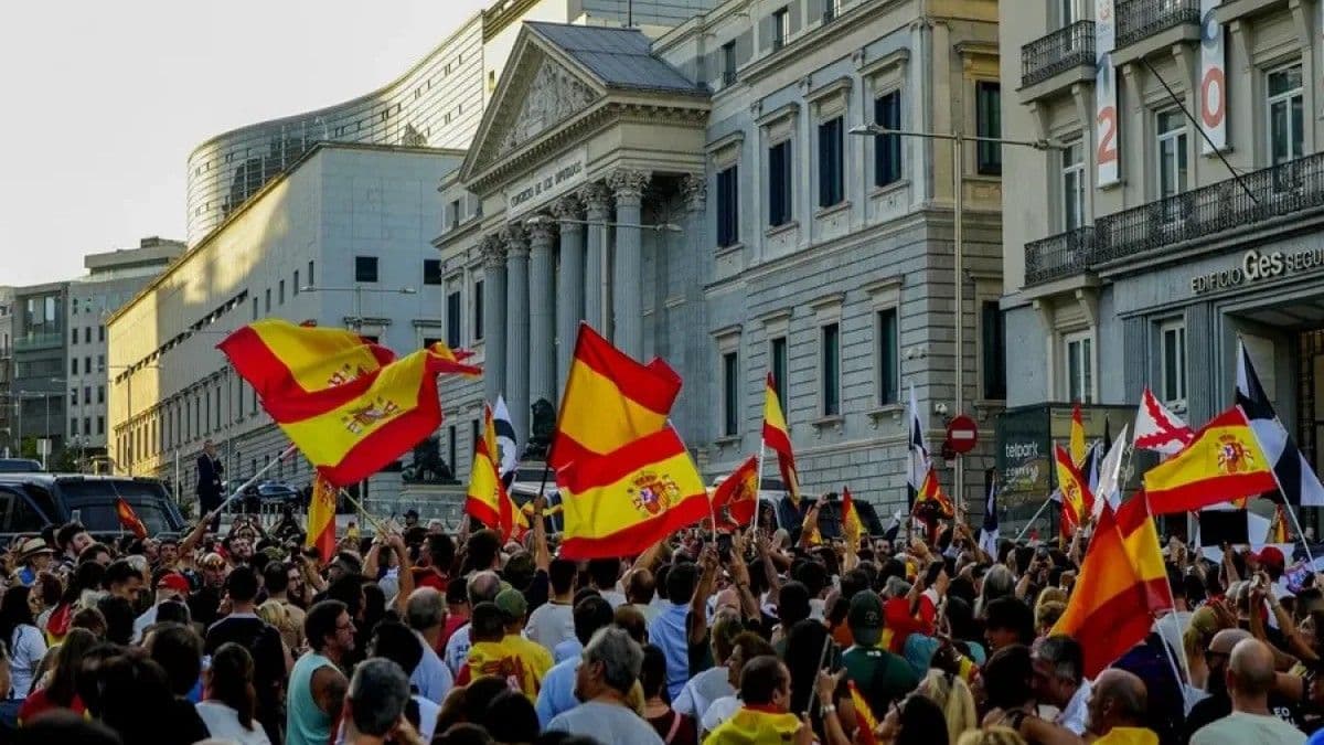 Cuatro detenidos y cuatro policías heridos en protesta frente al Congreso en Madrid
